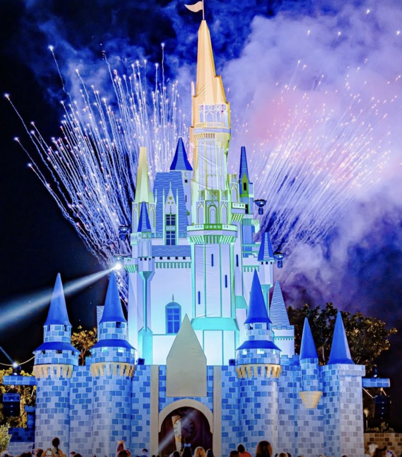 Castelo magico iluminado com fogos de artificio ao fundo