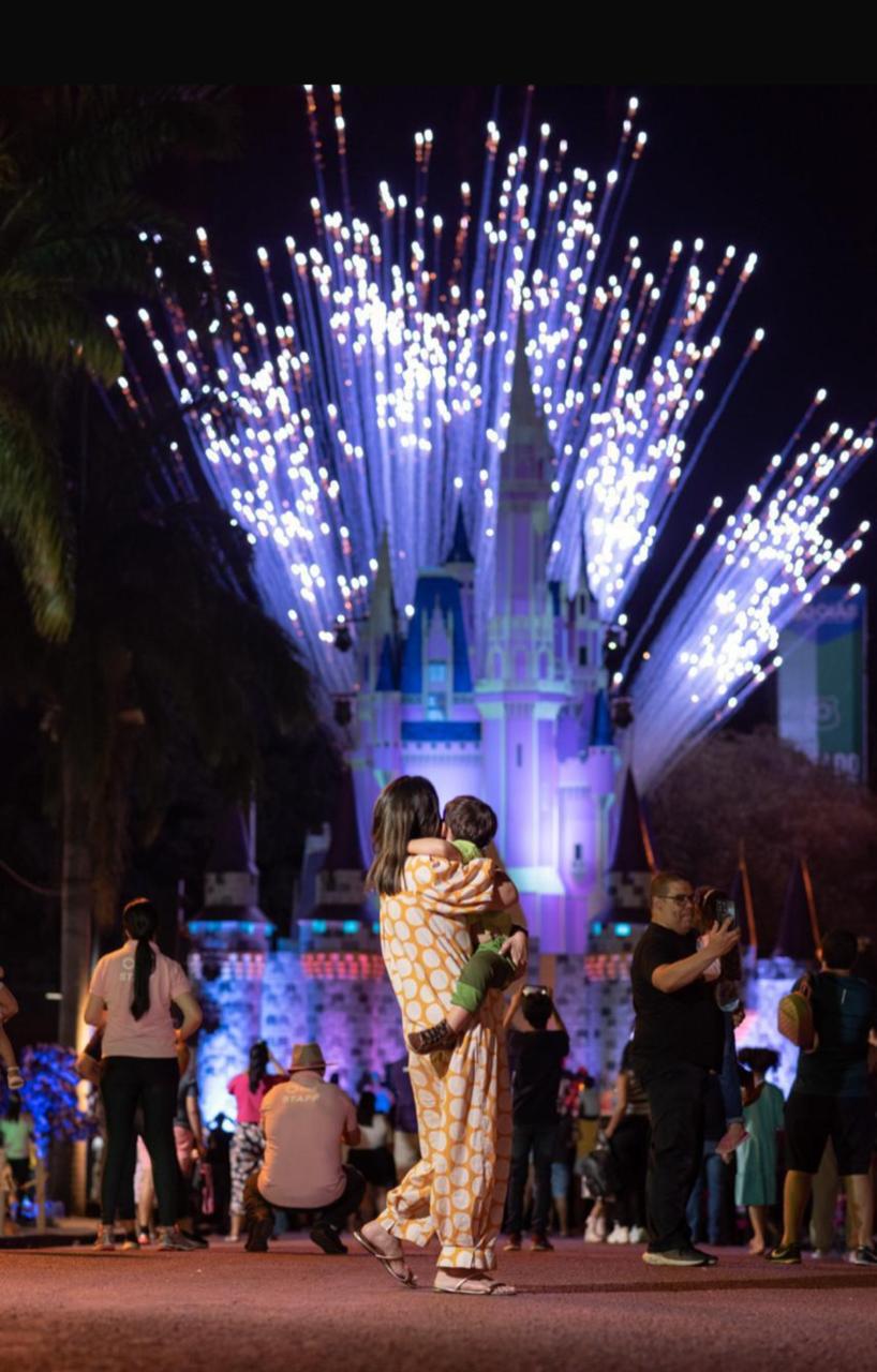 Familia observando espetaculo de fogos no castelo magico